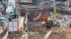 Sejumlah alat berat Ekskavator melakukan proses pengerukan pembuatan terowongan di proyek Underpass Mampang, Jakarta, Kamis (14/9). Proyek tersebut telah mencapai proses pengerukan terowongan. (Liputan6.com/Faizal Fanani)