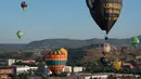 Puluhan balon udara terbang selama Festival Balon Eropa ke-23 di Igualada, Barcelona (11/7/2019). Festival Balon Eropa adalah yang terbesar di negara tersebut dan salah satu yang terbesar di Eropa. (AFP Photo/Josep Lago)