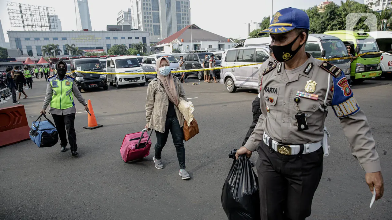 FOTO: Penumpang Travel Gelap Dipulangkan Usai Terjaring Razia