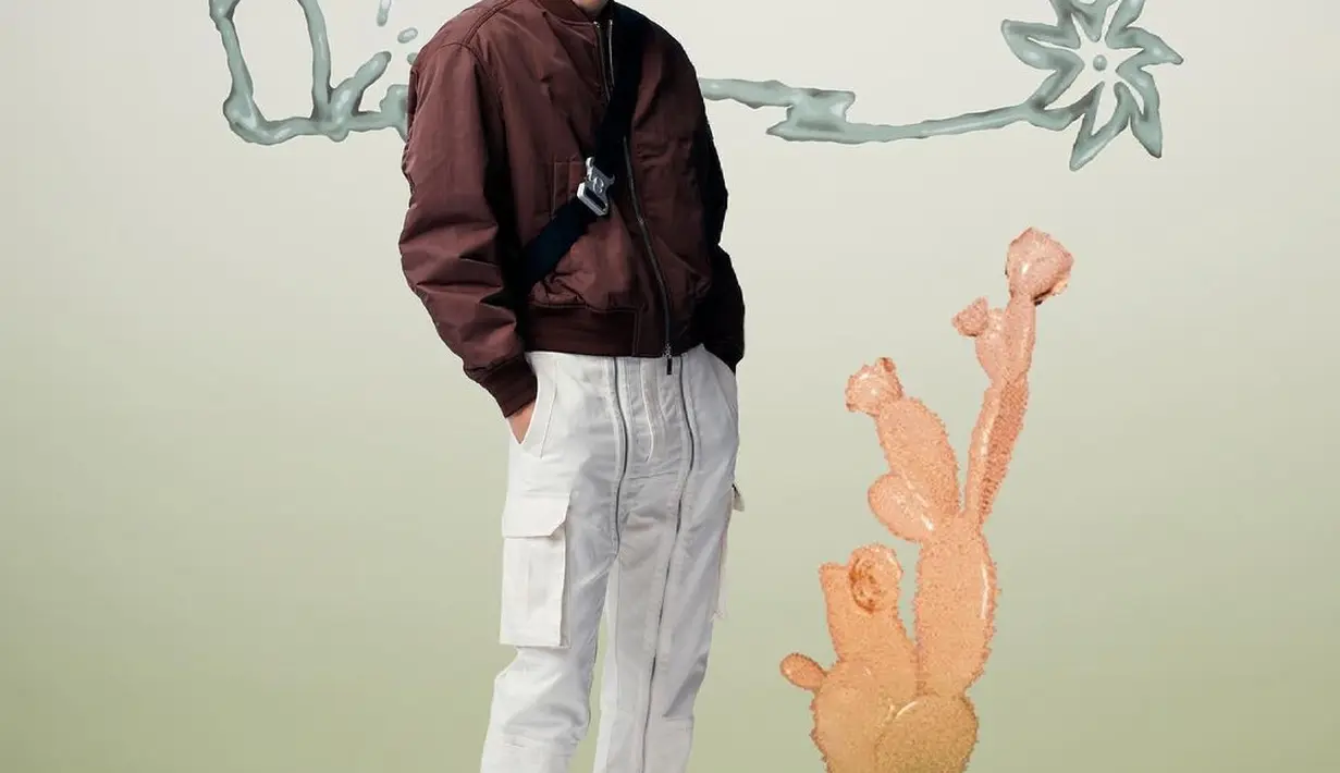 Lagi, kali ini Nam Joo Hyuk menjalani photoshoot dengan Dior. Ia tampak mengenakan bomber jacket berwarna merah maroon, dipadu dengan celana kargo berwarna putih. [Foto: Instagram/skawngur]