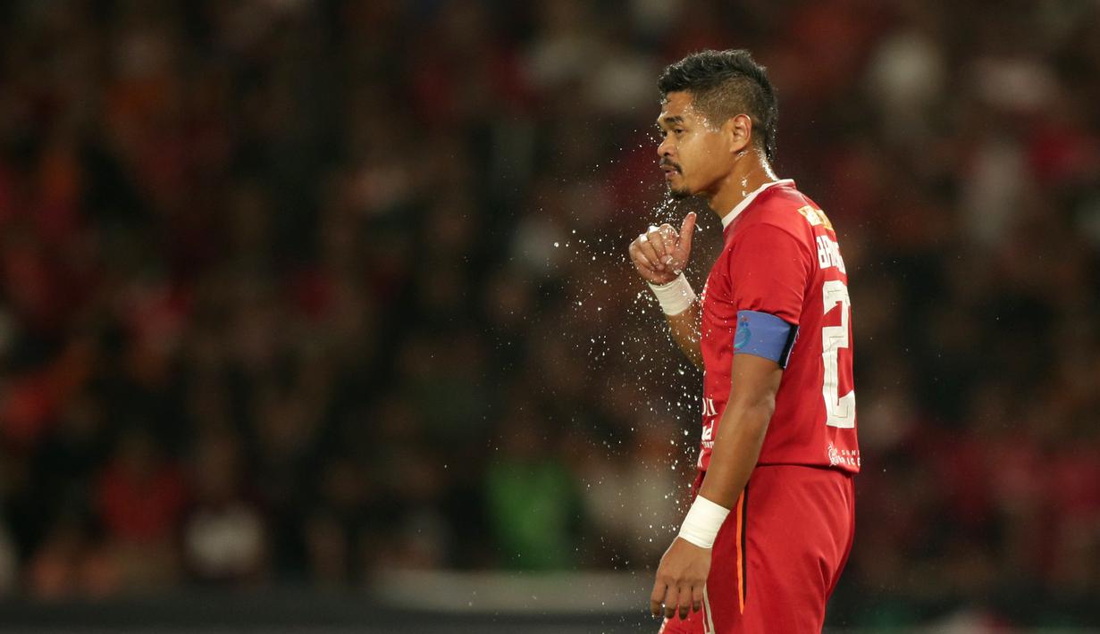Stiker Persija Jakarta, Bambang Pamungkas, saat melawan Persebaya Surabaya pada laga Liga 1 di SUGBK, Jakarta, Selasa (17/12). Bepe mengakhiri kariernya pada musim ini. (Bola.com/Yoppy Renato)