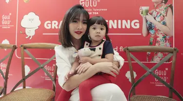 Meski disibukkan dengan berbagai kegiatan di dunia hiburan, Gisella Anastasia tetap meluangkan waktu untuk putri semata wayangnya, Gempita Nora Marten. (Kapanlagi.com/Muhammad Akrom Sukarya)