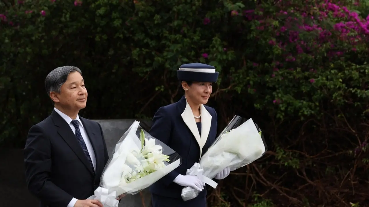 Kaisar Jepang Naruhito dan Permaisuri Masako mempersembahkan bunga saat mereka mengunjungi pulau Iwo Jima, yang sekarang secara resmi disebut Ioto pada 7 April 2025.  (Kim Kyung-hoon/Pool/AFP)