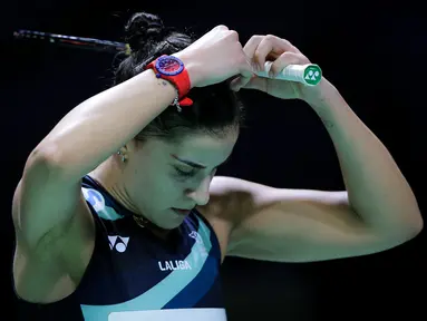 Pebulu tangkis tunggal putri Spanyol, Carolina Marin memegang penjepit rambutnya saat semifinal Indonesia Open 2024 melawan wakil China, Chen Yu Fei di Istora Senayan, Jakarta, Sabtu (08/06/2024). (Bola.com/Bagaskara Lazuardi)