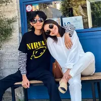 Penyanyi Rossa tengah berada di Amerika Serikat. Hal ini terlihat dari unggahan Instagram terverifikasinya, itsrossa910. Pelantun lagu Tegar itu menikmati liburan didampingi oleh putranya, Rizky Langit Ramadhan. (Instagram/itsrossa910)