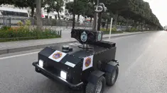 Robot polisi Tunisia berpatroli selama kebijakan penguncian (lockdown) di sepanjang Avenue Habib Bourguiba, pusat ibu kota Tunis, Rabu (1/4/2020). Robot itu dikendalikan dari jarak jauh untuk berkeliling dan membagikan sanksi terhadap warga yang melanggar aturan karantina. (FETHI BELAID/AFP)