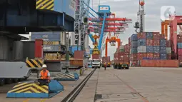 Suasana bongkar muat peti kemas di Pelabuhan Tanjung Priok, Jakarta, Kamis (14/11/2019). Menteri Keuangan Sri Mulyani Indrawati menargetkan pertumbuhan ekonomi Indonesia tahun 2020 mencapai 5,3%. (Liputan6.com/Herman Zakharia)