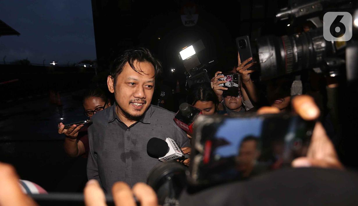 Dia menegaskan tidak terlibat dalam aliran dana yang tengah diselidiki KPK. Tampak dalam foto, Ketua Bidang Ekonomi Pengurus Besar Nahdlatul Ulama (PBNU), Aizzudin Abdurrahman (AIZ) berjalan meninggalkan Gedung Merah Putih Komisi Pemberantasan Korupsi (KPK) usai menjalani pemeriksaan, Jakarta, Selasa (13/1/2026). (Liputan6.com/Helmi Fithriansyah)