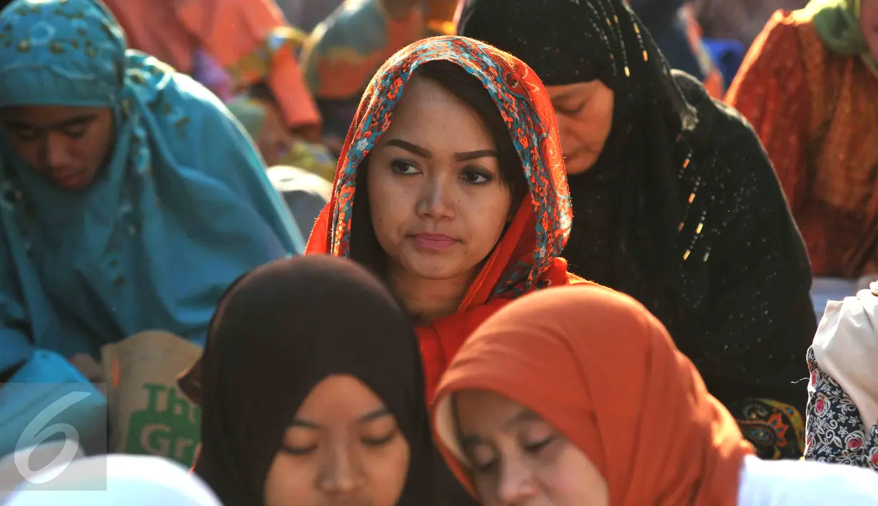 Ribuan warga Muhamadiyah melaksanakan Salat Idul Adha 1436 H di halaman Kampus UHAMKA, Jakarta, Rabu (23/9/2015). Muhammadiyah meminta pemerintah menetapkan libur dua hari karena adanya perbedaan waktu pelaksanaan. (Liputan6.com/Gempur M Surya)