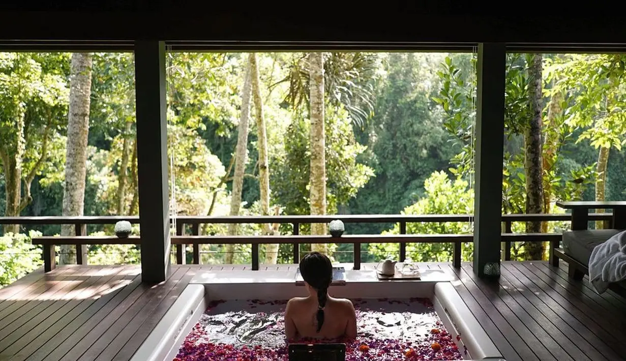 Aktris cantik Shandy Aulia baru-baru ini menikmati masa liburan di Pulau Dewata, Bali. (Instagram @shandyaulia)
