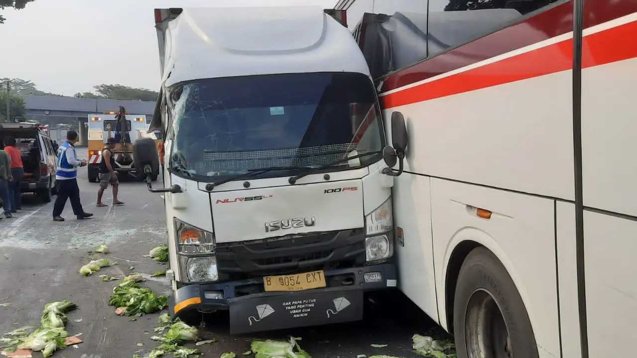 Sebuah bus Primajasa terlibat kecelakaan di Tol Cipularang Km 85 arah Jakarta, daerah Purwakarta, Jawa Barat, Rabu (10/7/2024) sore. Akibat kejadian tersebut, ada delapan mobil terkena imbasnya.