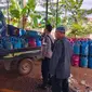 Enam pelaku pengoplos gas elpiji subsidi 3 kilogram ke tabung gas non subsidi 12 kilogram di Bogor, Jawa Barat ditangkap. (Liputan6.com/Achmad Sudarno)