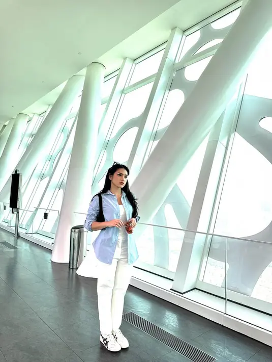 Berkunjung ke museum, Davina tampil dengan tank top dan long sleeve putih. Untuk luaran, kemeja panjang warna baby blue cerah.  [@davinaakaramoyy].