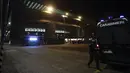 Carabineri (polisi paramiliter Italia) berpatroli di luar Stadion San Siro di Milan, Italia (27/2/2020). Akibat virus COVID-19 yang sedang mewabawah, pertandingan leg kedua babak 32 besar Liga Europa UEFA antara Inter Milan melawan Ludogorets dimainkan tanpa penonton. (AP Photo/Luca Bruno)