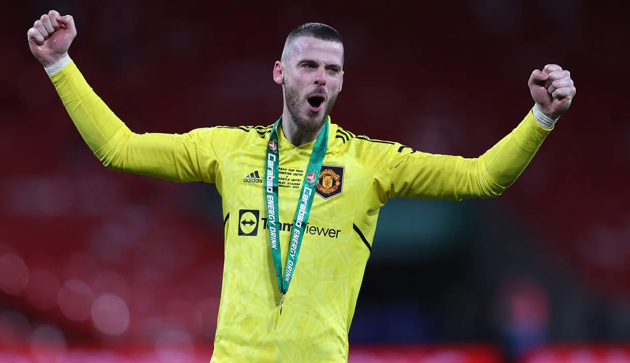 Selebrasi kiper Manchester United, David De Gea setelah menjuarai Carabao Cup 2022/2023 usai mengalahkan Newcastle United pada laga final di Wembley Stadium, London (26/2/2023). David De Gea yang membela MU sejak awal musim 2011/2012 menjadi pemain aktif Setan Merah dengan penampilan terbanyak di semua ajang hingga kini. Ia total telah bermain dalam 527 laga dengan torehan 182 kali clean sheet dan kebobolan 574 gol. (AFP/Adrian Dennis)