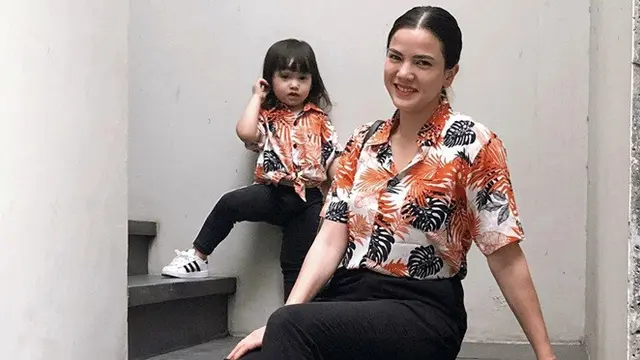 7 Potret Alice Norin dan Sang Putri Pakai Baju Couple, Kompak Banget