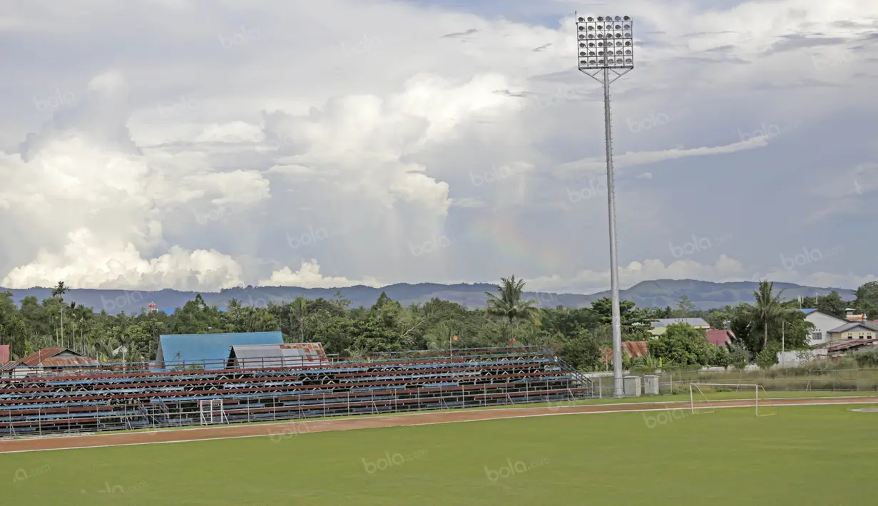 Lapangan sepak bola Barnabas Youwe merupakan markas dari tim Persidafon Dafonsoro dan juga beberapa tim lokal di Jayapura. (Bola.com/Nicklas Hanoatubun)