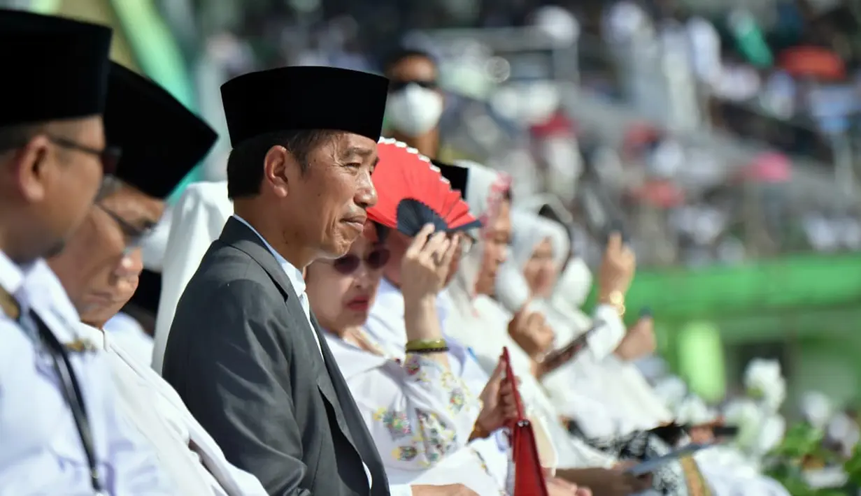 Presiden Joko Widodo atau Jokowi saat menghadiri acara puncak satu abad Nahdlatul Ulama (NU) di Sidoarjo, Jawa Timur, Selasa (7/2/2023). Jokowi menilai NU sebagai organisasi Islam terbesar di dunia layak berkontribusi untuk masyarakat internasional. (Biro Pers Istana Kepresidenan/Agus Suparto)