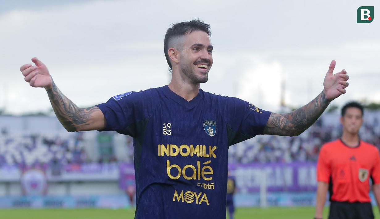 Rayco Rodriguez merayakan gol yang dicetak Hokky Caraka berkat umpan akuratnya saat melawan Persik Kediri di BRI Super League di Stadion Indomilk Arena, Minggu (21/12/2025). (Bola.com/M Iqbal Ichsan)