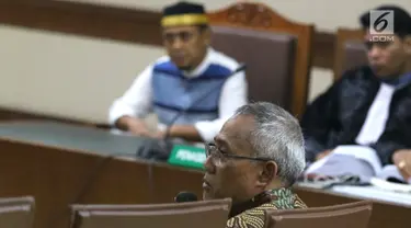 Kepala Biro Hukum Sekjen KPU, Sigit Joyowardono saat menjadi saksi pada sidang lanjutan penyebaran berita bohong tentang 7 kontainer berisi surat suara Pemilu 2019 telah tercoblos dengan terdakwa Bagus Bawana Putra di Pengadilan Negeri Jakarta Pusat, Kamis (11/4). (Liputan6.com/Helmi Fithriansyah)