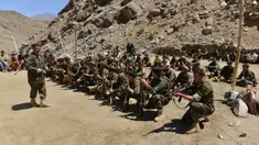Gerakan perlawanan Afghanistan dan pasukan pemberontakan anti-Taliban mengambil bagian dalam pelatihan militer di daerah Abdullah Khil, Distrik Dara, Provinsi Panjshir, Afghanistan, 24 Agustus 2021. Panjshir jadi satu-satunya wilayah Afghanistan yang belum dikuasai Taliban. (Ahmad SAHEL ARMAN/AFP)