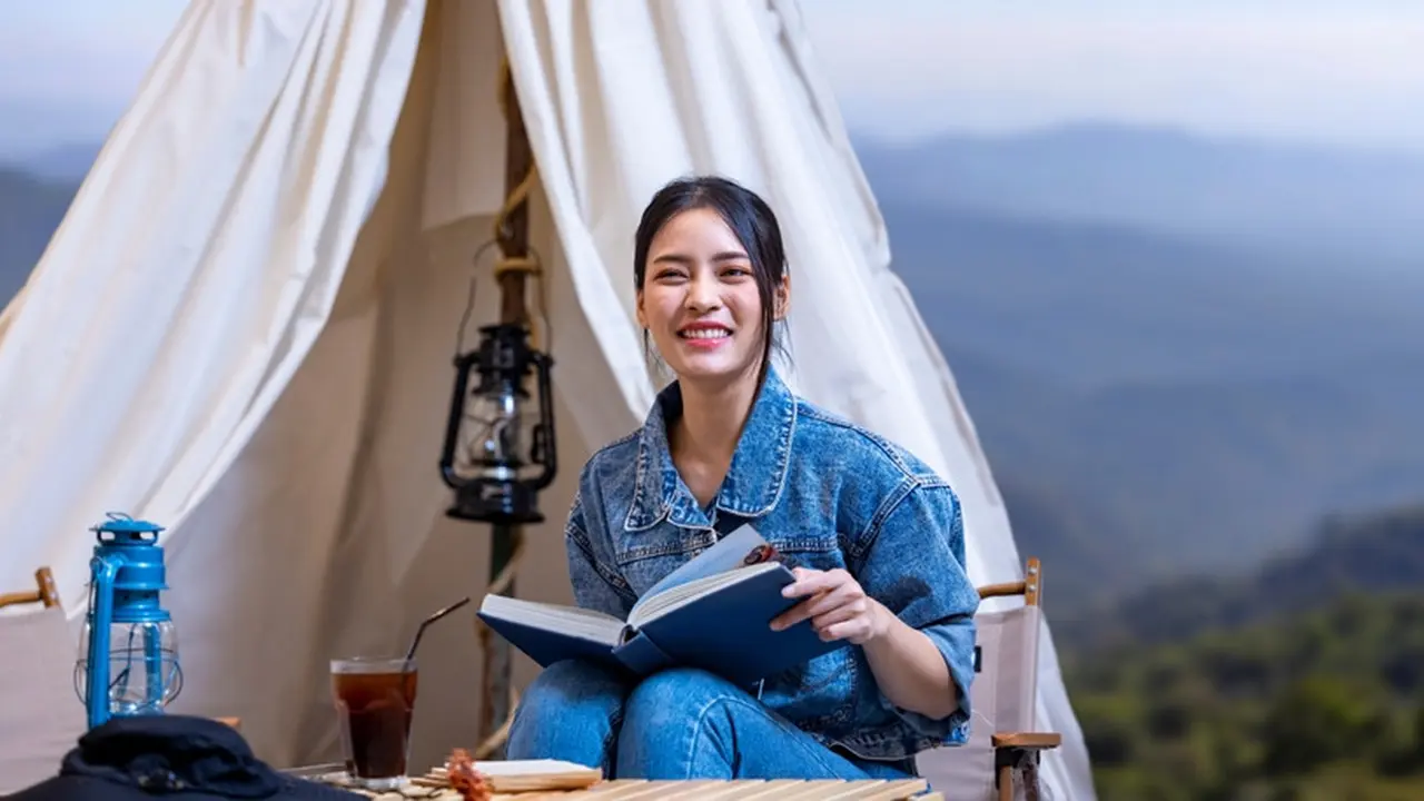 membaca buku tertawa bahagia baju denim