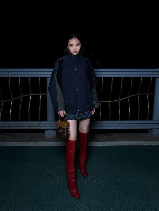 Jadi main event acara, Hyein New Jeans tampil mengesankan dengan oversize jacket, Donna High Boot, dan tas dari koleksi Fall-Winter 2023. [Foto: Louis Vuitton].