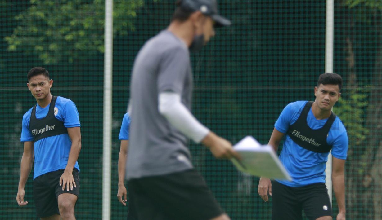 Pemain Timnas Indonesia, Andy Setyo dan Muhammad Rafli, saat sesi latihan di Lapangan D Senayan, Jakarta, Rabu, (10/2/2021). Latihan tersebut untuk persiapan SEA Games 2021 di Vietnam. (Bola.com/M Iqbal Ichsan)