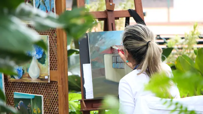 Kisah Putri, Gadis Penyandang Disabilitas Rungu yang Pandai Melukis