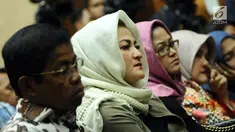Deisti Astriani Tagor (kedua kiri) saat mengikuti sidang lanjutan dugaan korupsi e-KTP dengan terdakwa Setya Novanto di Pengadilan Tipikor, Jakarta, Kamis (11/1). Sidang beragendakan mendengar keterangan saksi. (Liputan6.com/Helmi Fithriansyah)