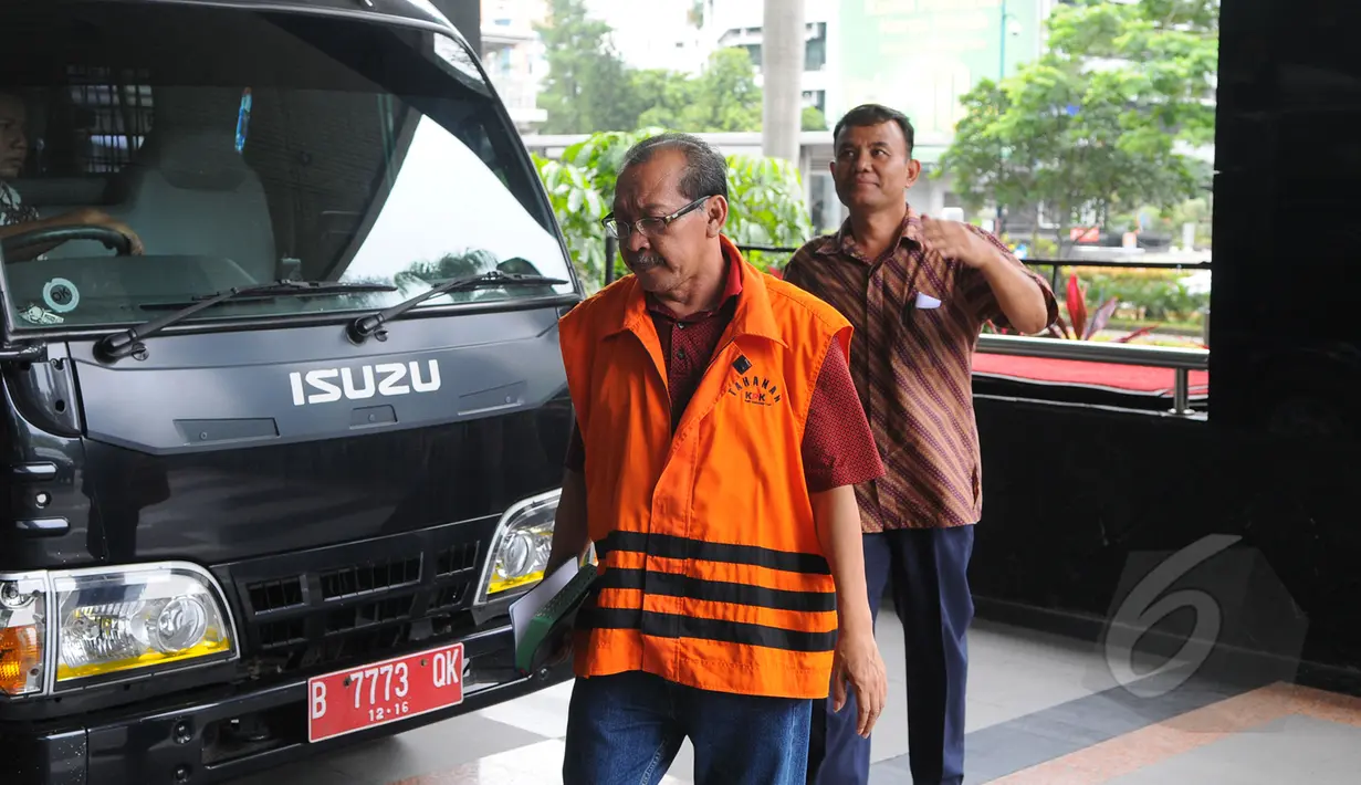 Tahanan korupsi berjalan memasuki Gedung Komisi Pemberantasan Korupsi (KPK) untuk mengikuti kebaktian, Jakarta, Jumat (3/4/2015).  (Liputan6.com/Herman Zakharia)