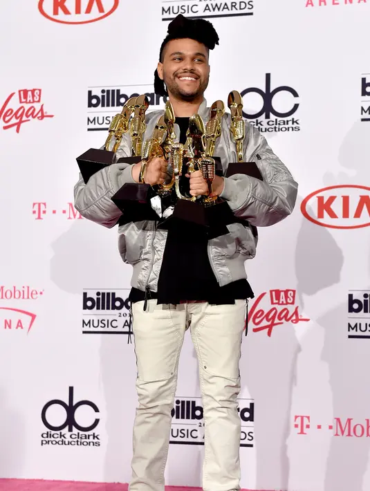 Penampilan The Weeknd pada saat penghargaan Billboard Music Awards 2016 sangat sederhana. Weeknd memakai bomber jaket berwarna silver. (AFP/Bintang.com)