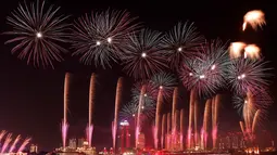 Pertunjukan kembang api terlihat di atas kompleks kebudayaan Katara selama perayaan untuk menandai dimulainya Idul Adha, Hari Raya Kurban, di Doha, Qatar, pada Rabu 27 Mei 2026. (Karim JAAFAR/AFP)
