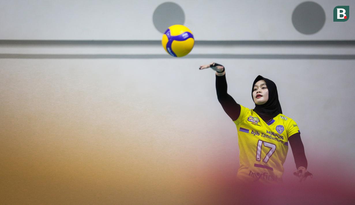 Wilda Siti Nurfadilah merupakan pevoli berhijab kedua dalam daftar yang memiliki pengikut instagram terbanyak, yaitu 747 ribu follower di akun pribadinya @wildanurfadhilahh. Pemain kelahiran 7 Februari 1995 tersebut merupakan kapten tim Bandung Bjb Tandamata. (Bola.com/Bagaskara Lazuardi)