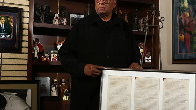 George Raveling dengan salinan asli Pidato 'Saya Punya Mimpi' dari Martin Luther King. (Courtesy of Sport Illustrated)