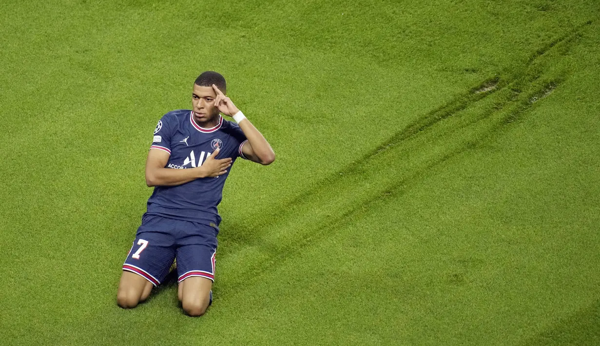 Bermain di Parc des Princes, PSG langsung tampil menekan. Alhasil Laga baru berjalan sembilan menit, Kylian Mbappe berhasil membawa PSG unggul setelah mencetak gol dengan tembakan kaki kanan. (AP /Christophe Ena)