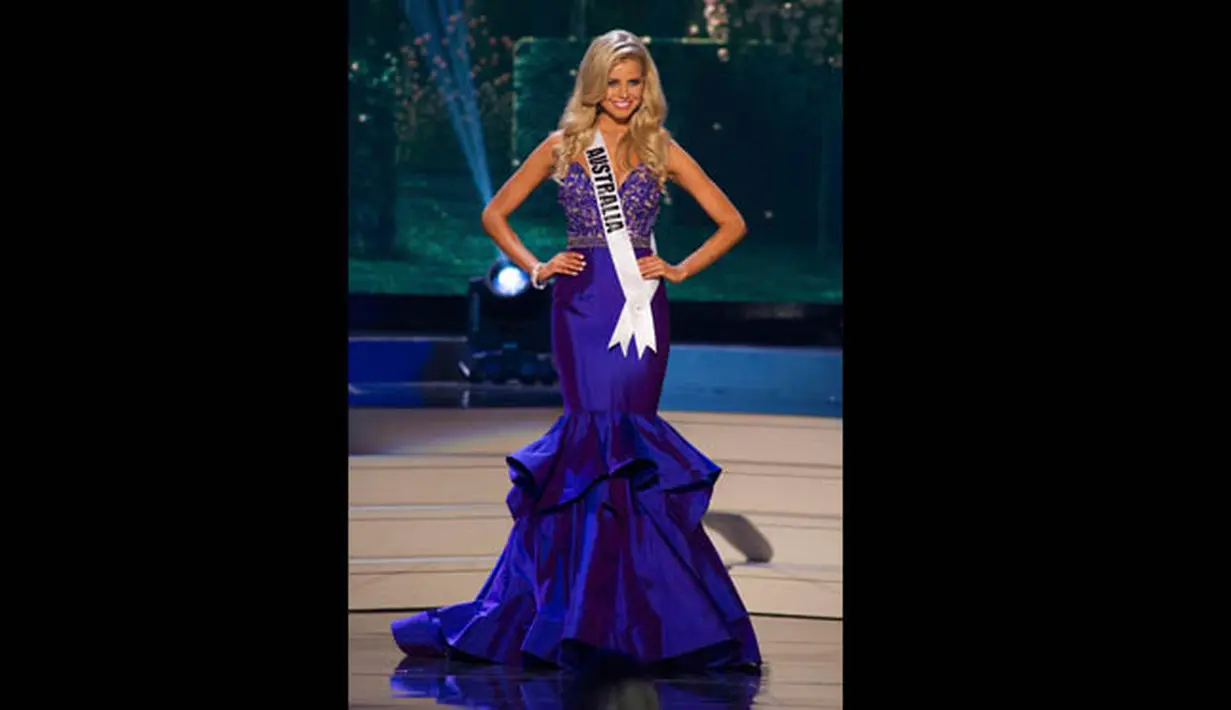 Miss Australia 2014, Tegan Martin berpose dengan memperagakan gaun malamnya saat kompetisi ajang Miss Universe 2014 di Miami, Florida, Rabu (21/1/2015). (REUTERS/Miss Universe Organization)
