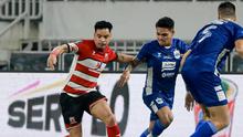 Winger Madura United, Lulinha mendapatkan penjagaan ketat dari dua pemain PSIS Semarang dalam laga BRI Liga 1 2024/2025 di Stadion Jatidiri, Semarang, Minggu (16/3/2025) malam. (Dok. Madura United)