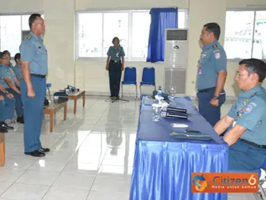 Citizen6, Tanjung Priok: Kadisharkap Kolinlamil Kolonel Laut (T) Rachmat Hartoyo, memimpin pembekalan dan pembinaan Korps terhadap Perwira Korps Teknik Kolinlamil, di Gedung Laut Natuna Mako Kolinlamil, Kamis (31/5).