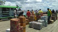 Saat Liputan6.com menyambangi Dermaga di Teluk Bintuni, ada kapal perintis yang membawa berbagai macam sembako, seperti mie instan, air mineral, dan kebutuhan pokok lainnya.