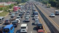 Kendaraan arus balik lebaran di Tol Cikampek-Jakarta terlihat macet. (Liputan6.com/Abramena)