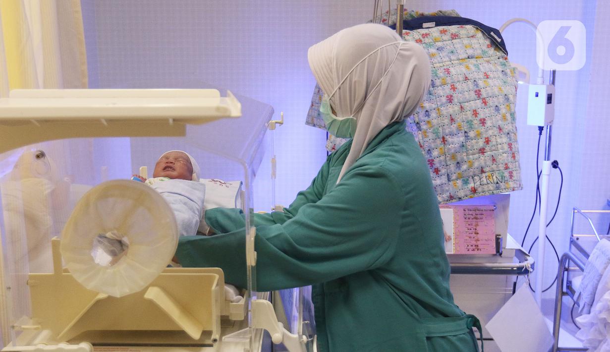 Perawat merawat bayi yang baru lahir di Rumah Sakit Ibu dan Anak Tambak, Jakarta, Kamis (20/2/2020). Bayi laki-laki yang belum diberi nama dari pasangan Khaidah Nurmayanti dan Agus Suseno itu lahir pada tanggal 20 bulan 02 tahun 2020 atau 20-02-2020. (Liputan6.com/Herman Zakharia)