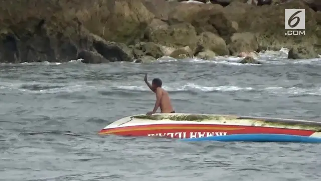 VIDEO: Cuaca Buruk, Tiga Kapal Jember Digulung Ombak