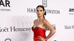 Pose Adriana Lima saat menghadiri amfAR New York Gala 2016 di Cipriani Wall Street, New York, Rabu (10/2). Rambut wanita seksi 34 tahun itu dikuncir dan dibuat sleek yang memberikan efek elegan dan seksi. (REUTERS/Andrew Kelly)