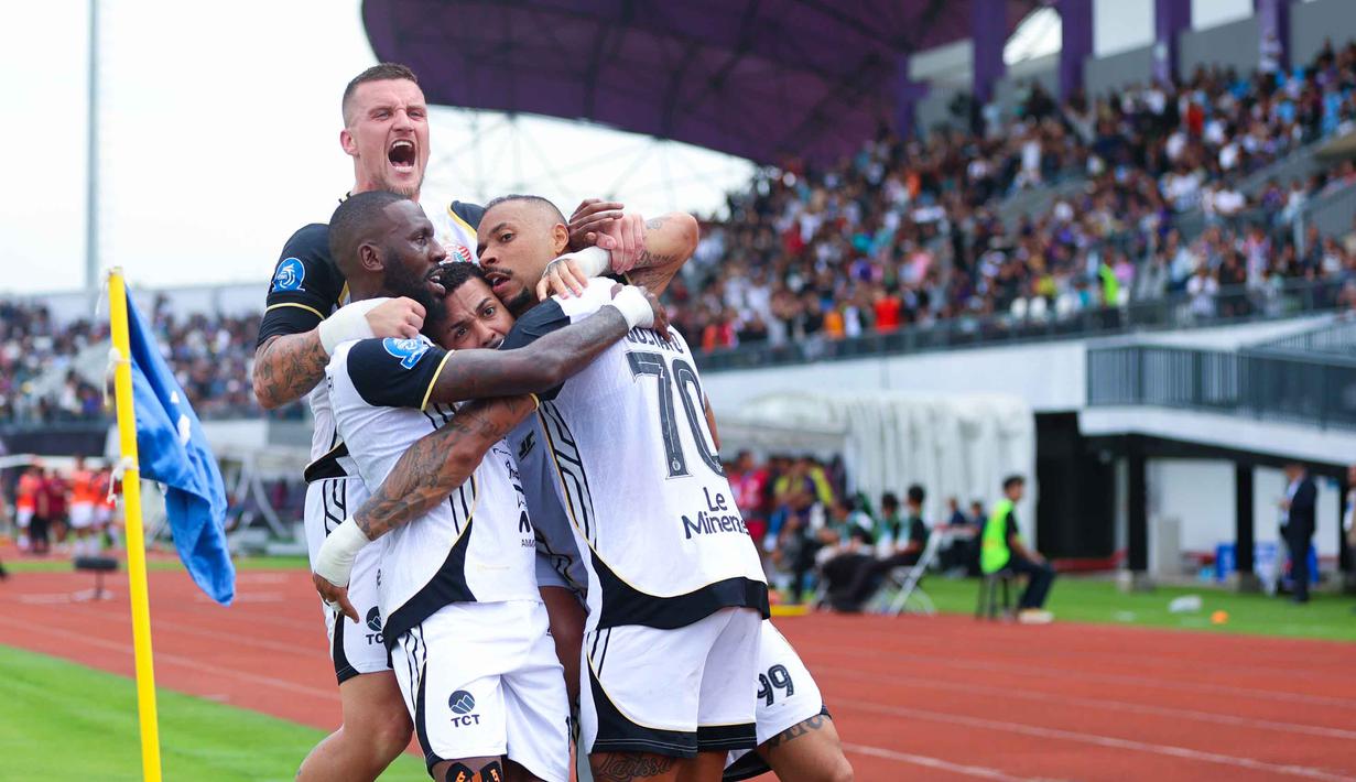 Kemenangan ini membuat Persija berada di peringkat kedua dengan meraih 41 poin dari 19 laga. Raihan poin Persija menyamai Persib Bandung yang belum memainkan laga pekan ke-19. Tampak dalam foto, pemain Persija merayakan gol yang dicetak Gustavo Almeida Dos Santos (kanan) saat melawan Persita pada pertandingan pekan ke-19 BRI Super League 2025/2026 di Indomilk Arena, Tangerang, Banten, Jumat (30/1/2026). (Bola.com/M Iqbal Ichsan)