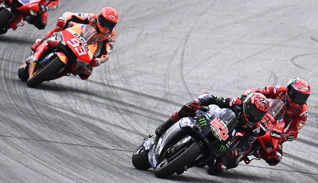 Persaingan berlangsung menegangkan di lap 9. Quartaro mencoba memanfaatkan tikungan 1 untuk menyalip Bagnaia. Akan tetapi upaya tersebut gagal dilakukan karena Bagnaia mempersempit ruang. (Foto: AFP/Joe Klamar)