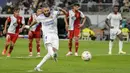 Karim Benzema menjadi bintang kemenangan Los Blancos berkat torehan hattrick nya pada menit ke-24, 46, dan 87. (Foto:AP/Manu Fernandez)
