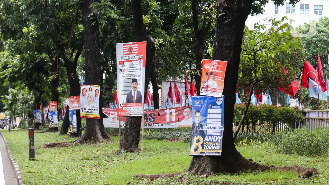 Pemasangan Alat Peraga Kampanye di Kawasan Jalan Dr Saharjo Jakarta