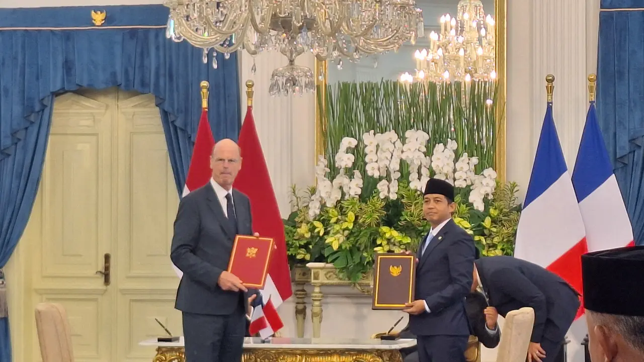 Menteri Kehutanan Raja Juli Antoni menandatangani dokumen kerja sama dengan  disaksikan langsung oleh Presiden Prabowo Subianto dan Presiden Prancis, Emmanuel Macron di Istana Negara, Jakarta.