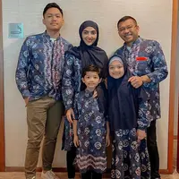 Setelah bertahun-tahun batal, keluarga Anang Hermansyah dan Ashanty akhirnya umrah bersama anak-anak. Intip tampilan kompak mereka selama di Tanah Suci. @ashanty_ash.